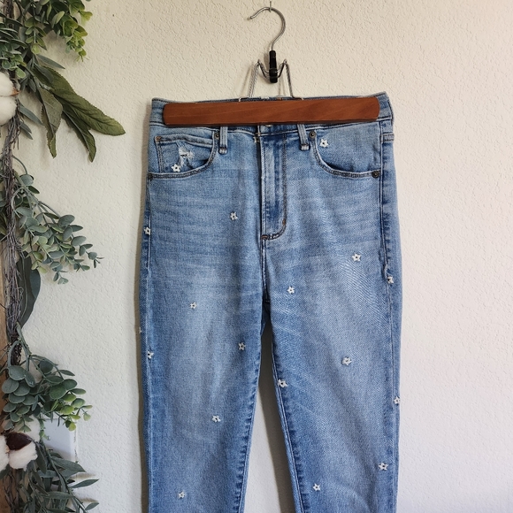 Abercrombie Flower Embroidery Straight leg light/medium wash jeans - Picture 2 of 7